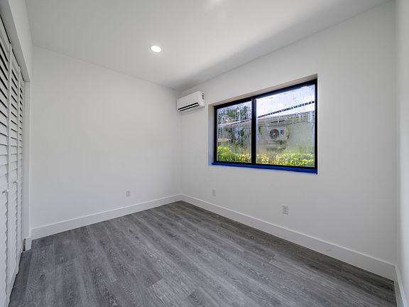 5th image of 1003 SW 15th Ave