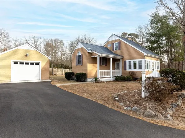 14 Briarwood Dr, Wareham, MA 02571