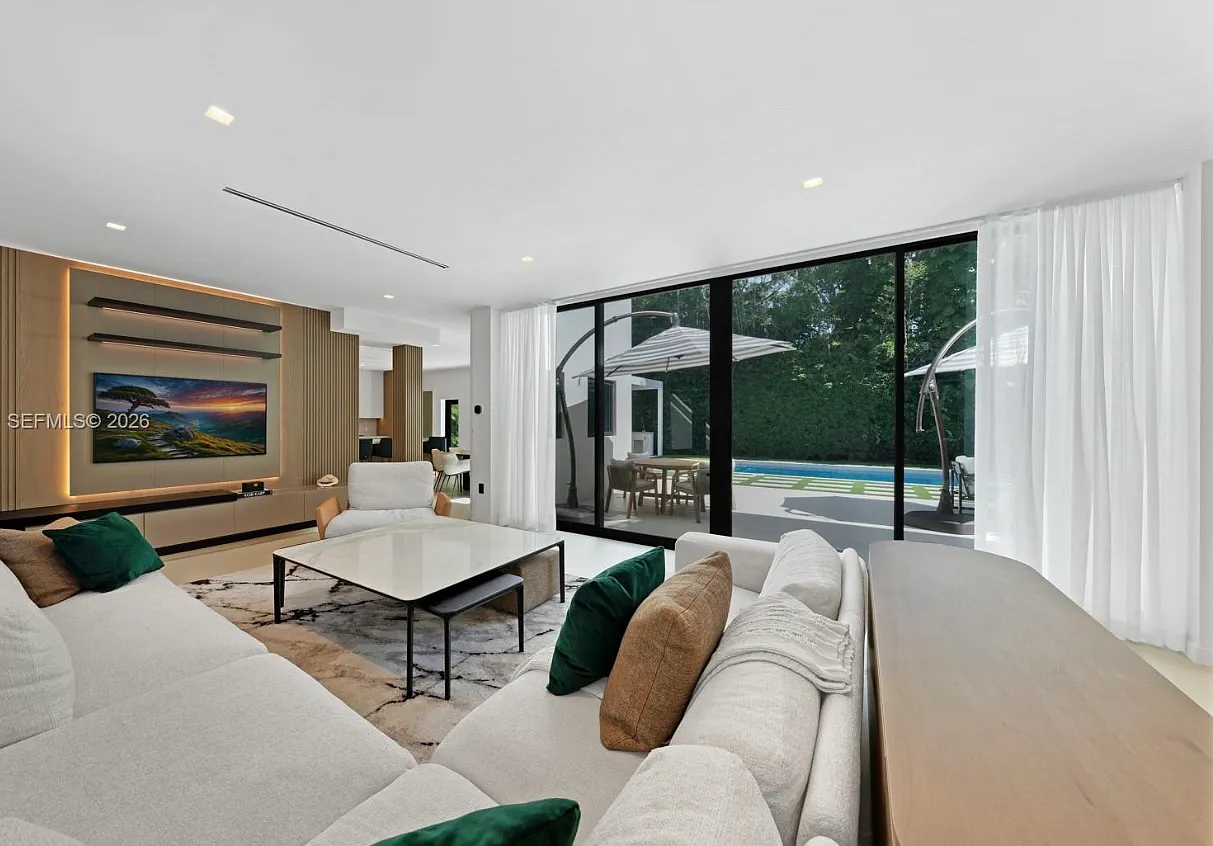 5 bed, 5.5 bath, 4646 sqft, $45,000 — Photo 4