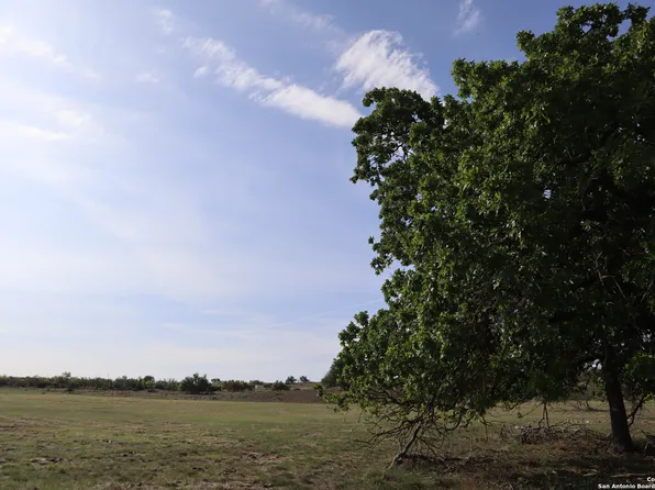 654 Dream Catcher Ln, Fredericksburg, TX 78624