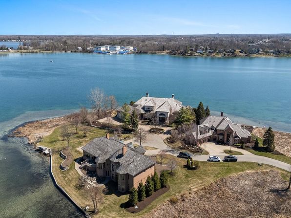 82 Chateaux Du Lac, Fenton, MI 48430