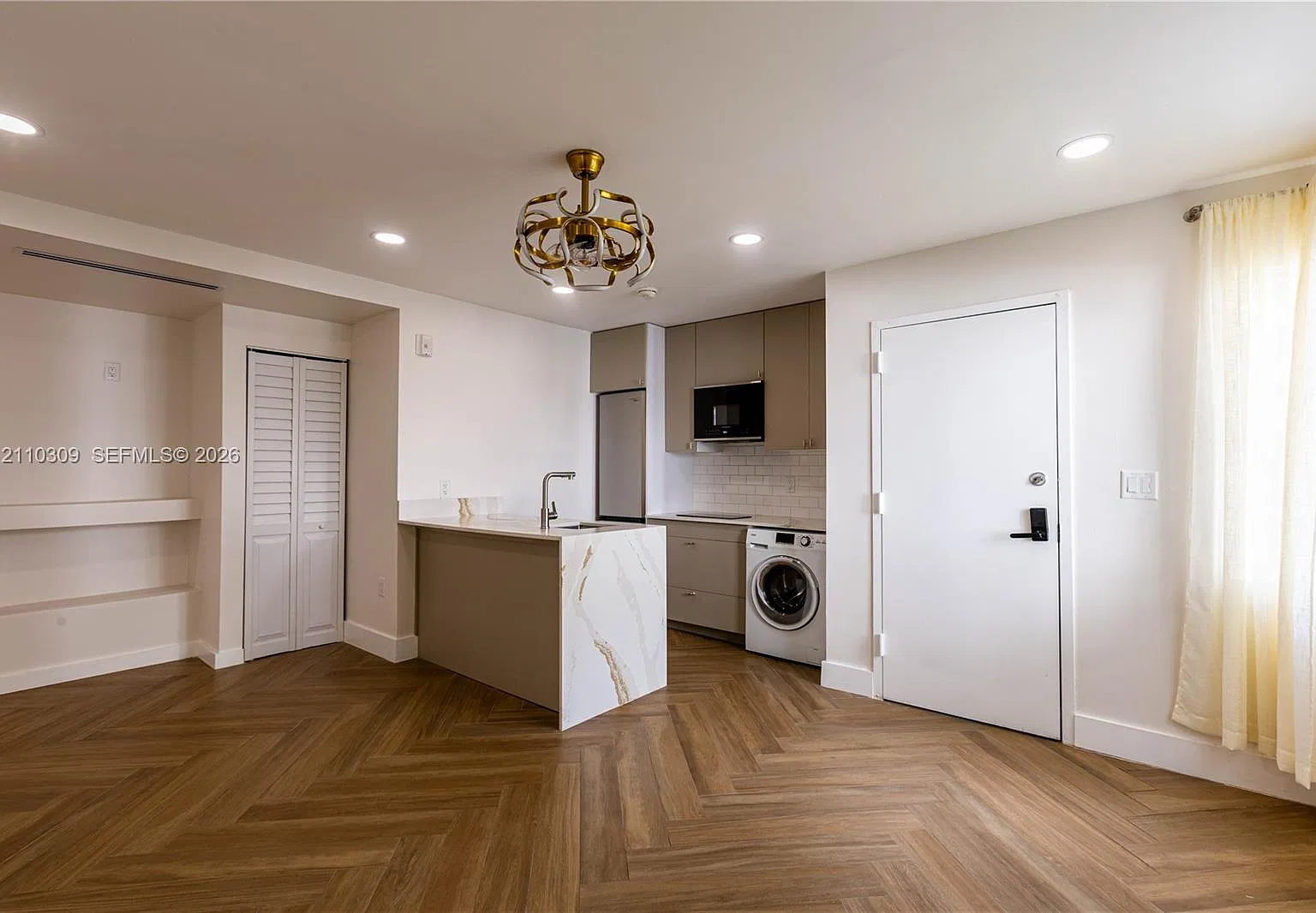Moulin Rouge Condo — Photo 1