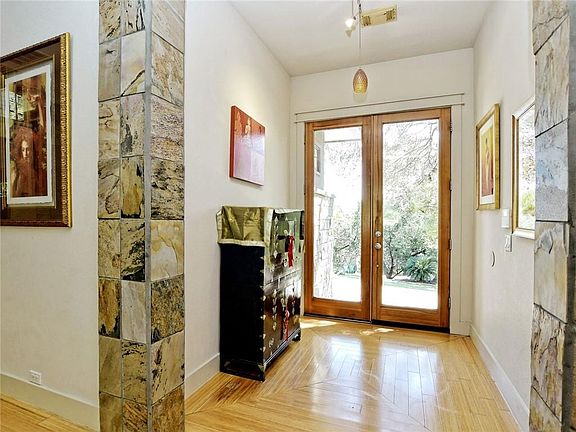 5th image of 211 Finn St