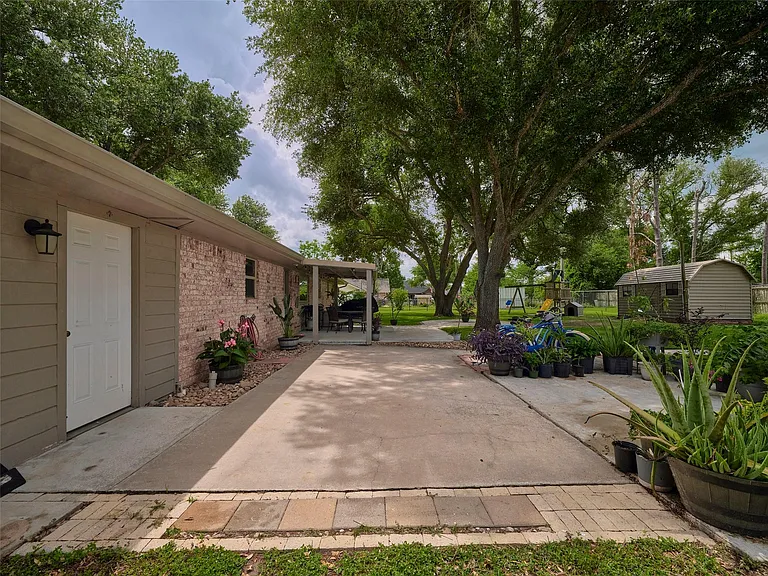 9326 Kostelnik St — Photo 41