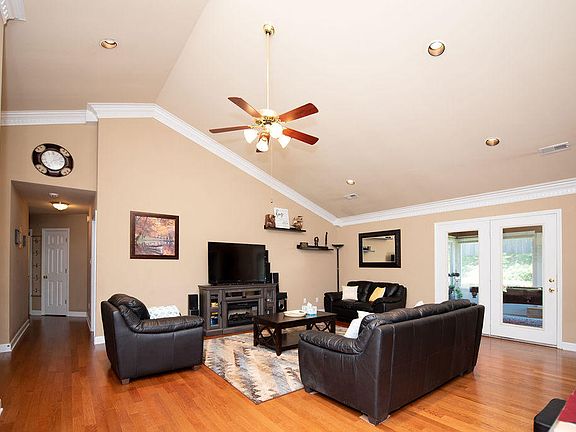 4th image of 826 Somerset Dr