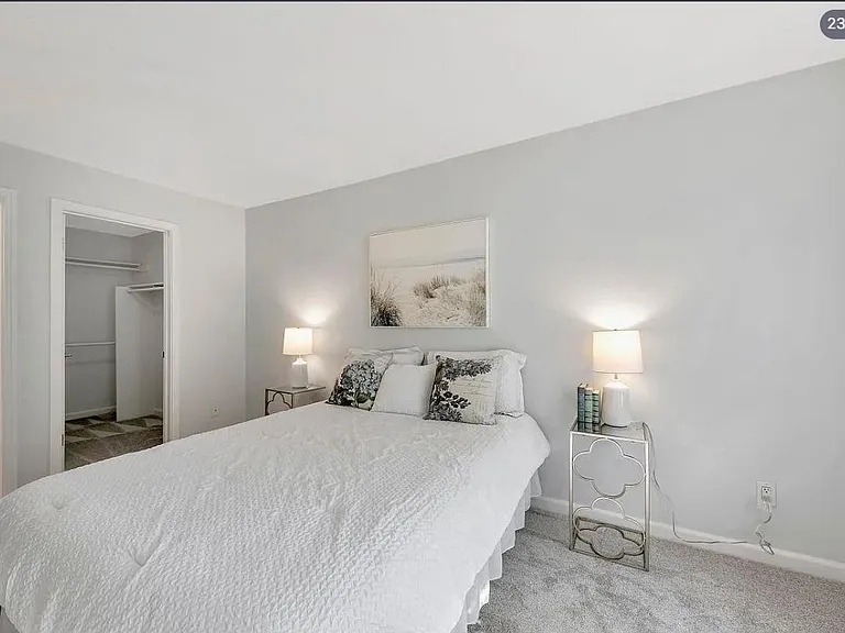 1046 Yarwood Ct — Photo 2