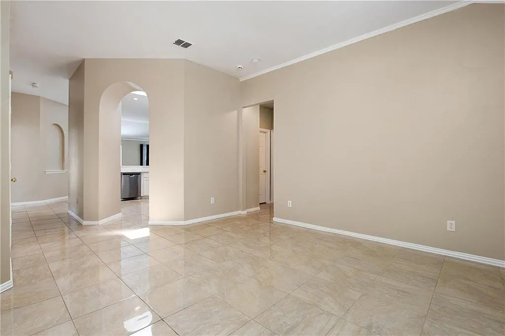 4 bed, 2000 sqft, $2,600 — Photo 2