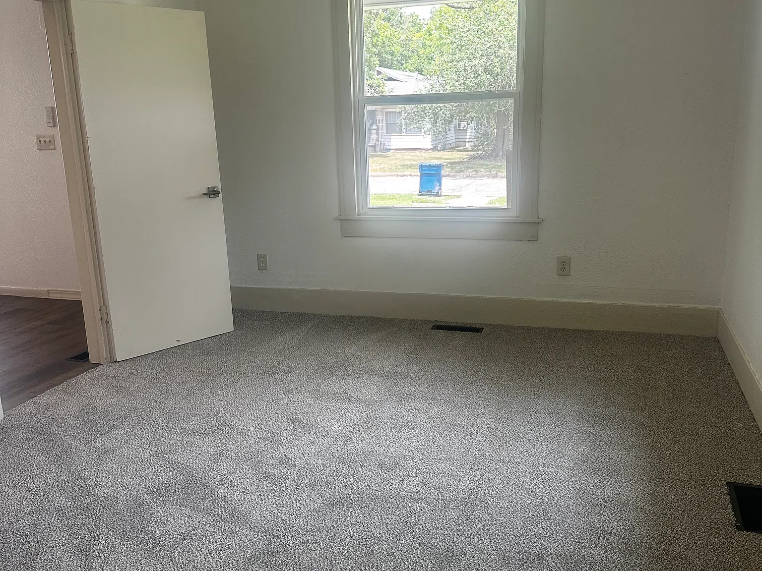 3 bed, 1.5 bath, 1296 sqft, $1,250 — Photo 3