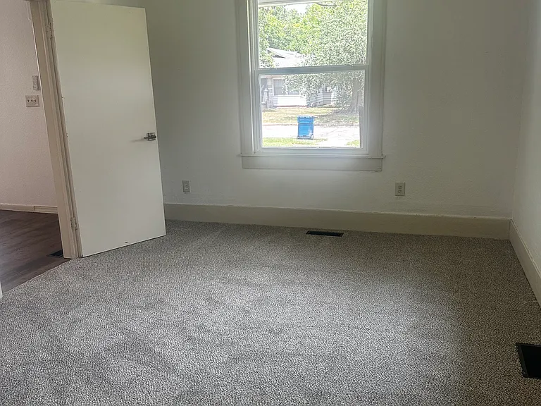 810 E Miami Ave — Photo 3