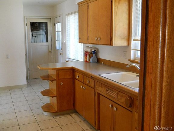 5th image of 3714 Tahoma Pl W