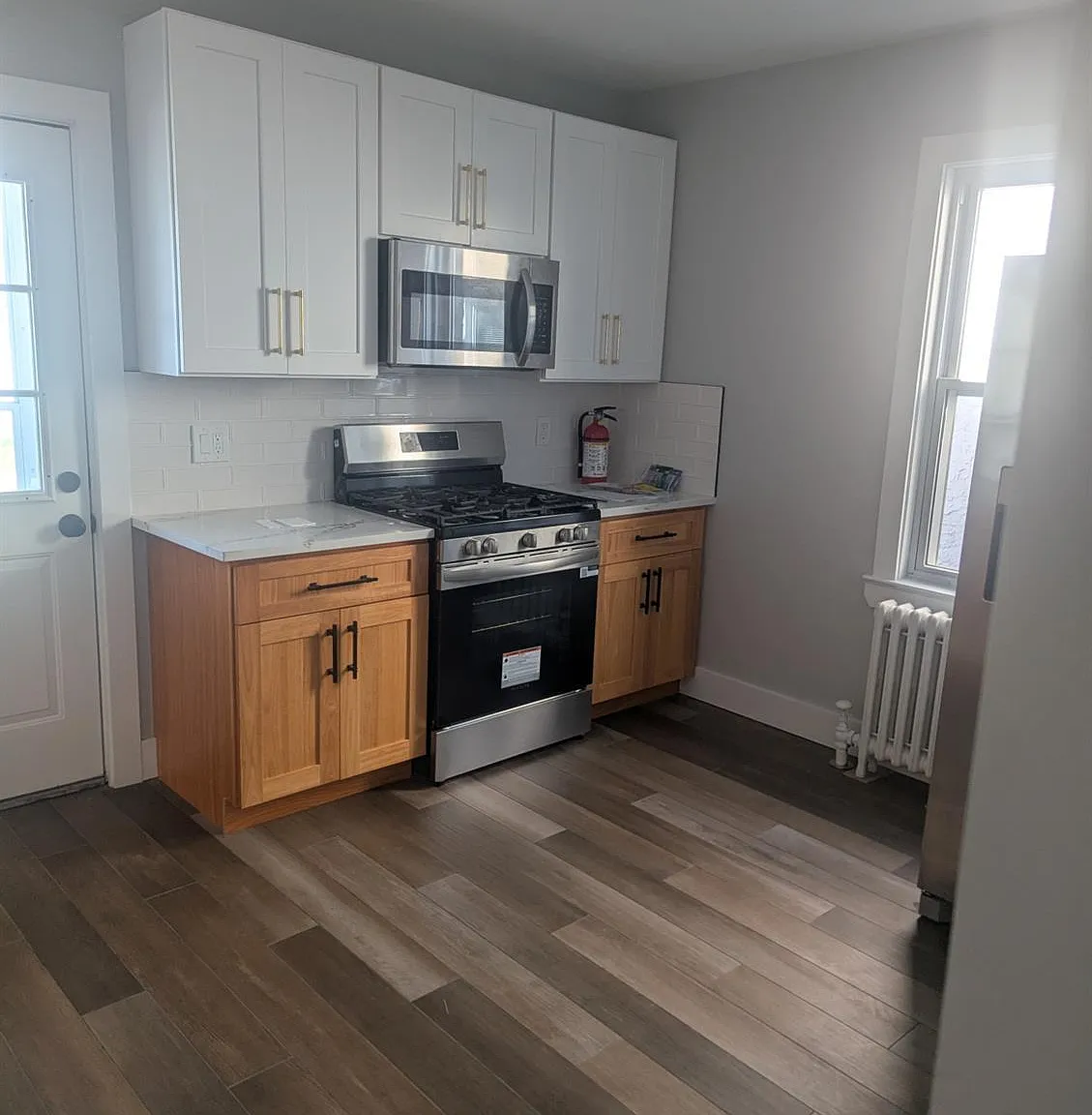 3 bed, 1.0 bath, 1050 sqft, $3,000 — Photo 3
