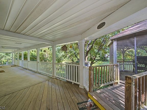 3rd image of 15 Valley Rd