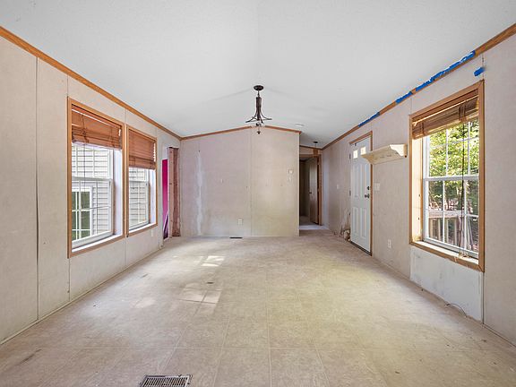 5th image of 195 Oak Hill Road