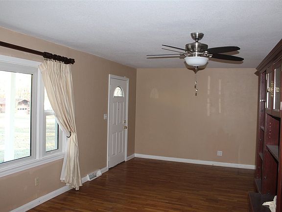 3rd image of 2833 Windwood Dr