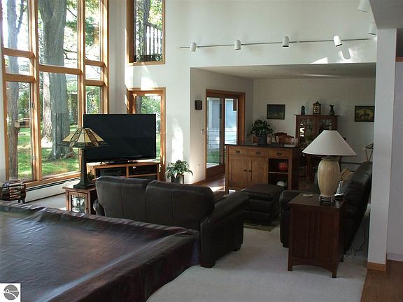 5th image of 415 E Lake Mitchell Dr