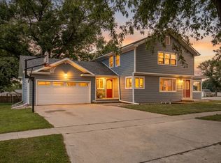 1421 Elm St, Hull, IA 51239