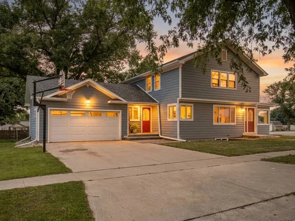 1421 Elm St, Hull, IA 51239