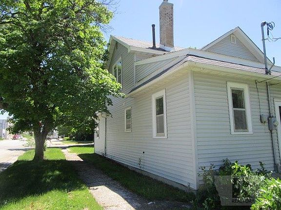2nd image of 1001 Lake St