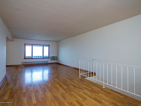 4th image of E12 Hillside Ct