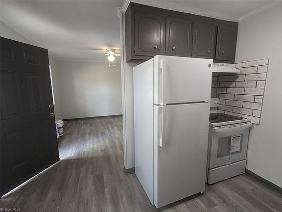 3rd image of 804 & 818 Meadow Ridge Ct