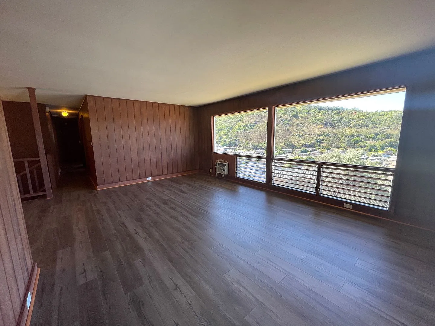 Large Moanalua Valley House - 3 bedroom, 2.5 bath - Avail 9/8/2026 — Photo 2