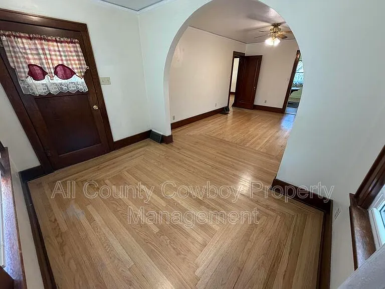 557 N 8th St — Photo 4