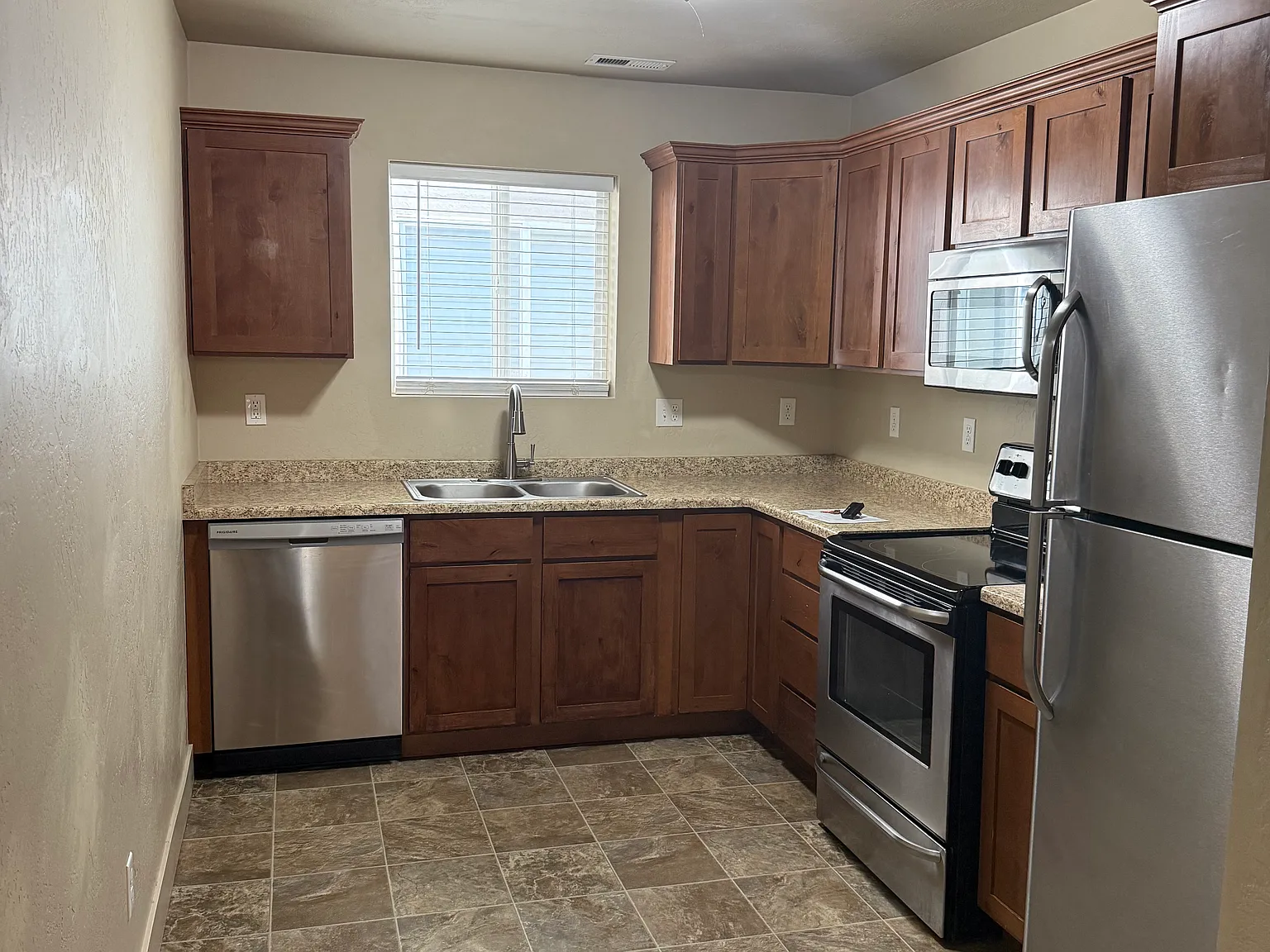 3 bed, 1250 sqft, $1,750 — Photo 4