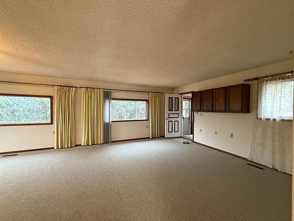 3rd image of 233 Fox St