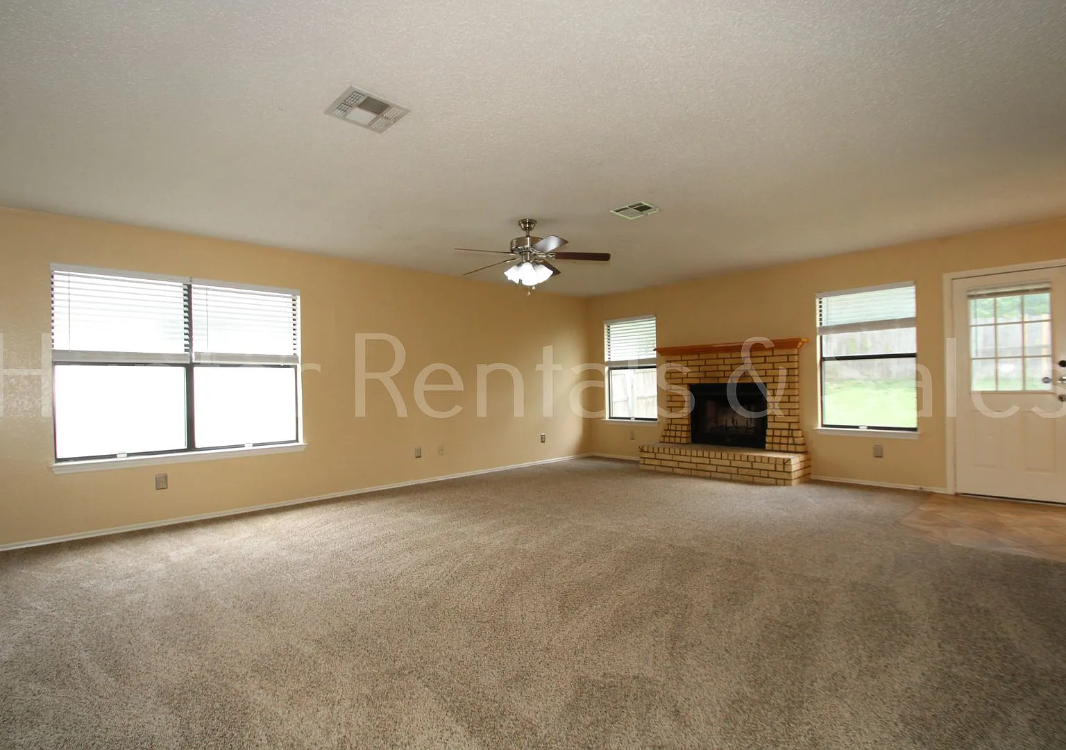 Charming 3-Bedroom Home with New Carpet and Spacious Backyard — Photo 4