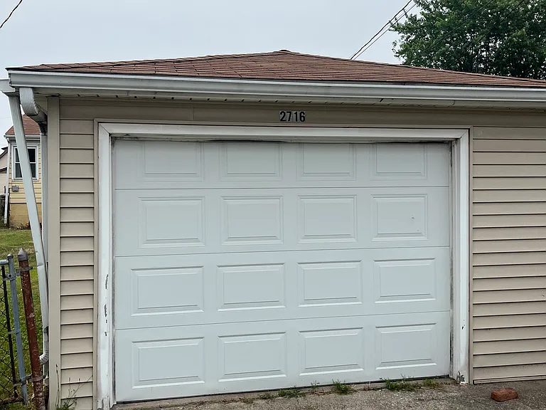 2716 White Oak Ave — Photo 3