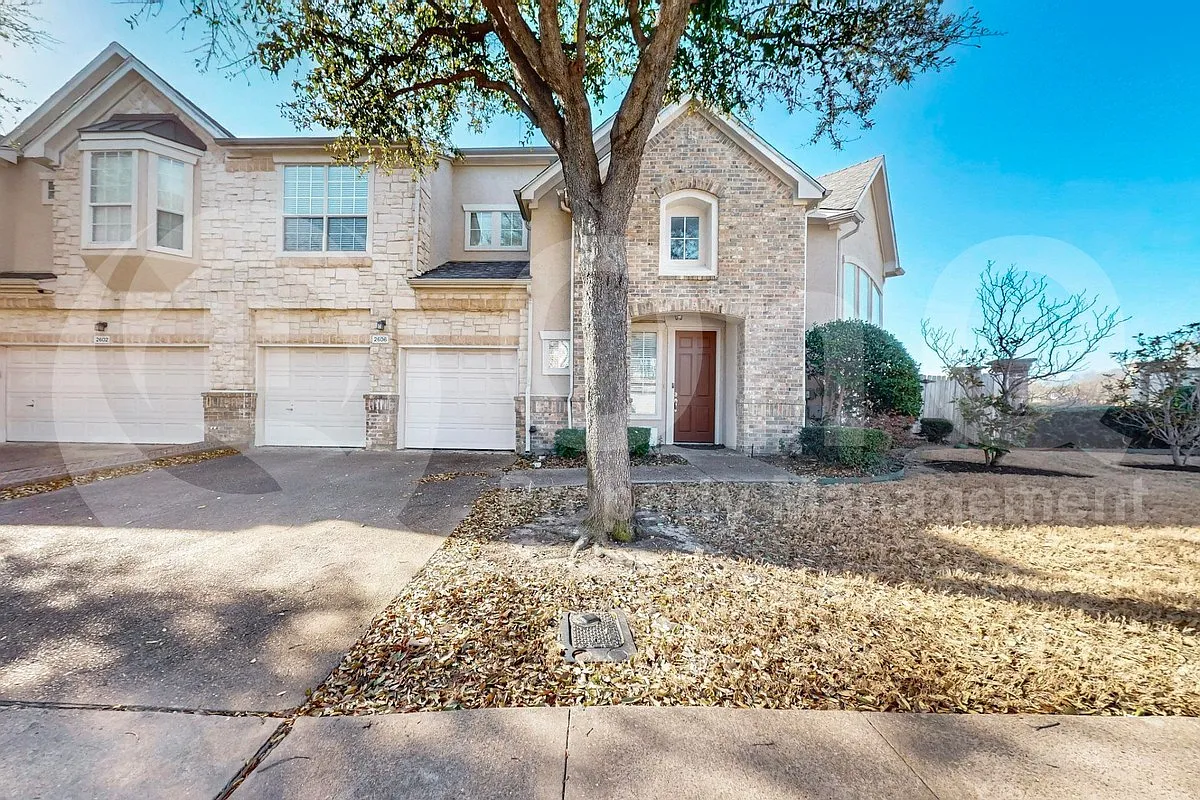 3 bed, 2.5 bath, 2130 sqft — Photo 3