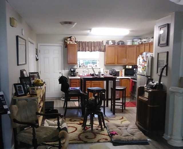 2nd image of 3911 Plainview Rd