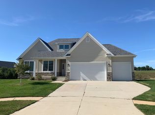 6 Blackstone Cir, Le Claire, IA