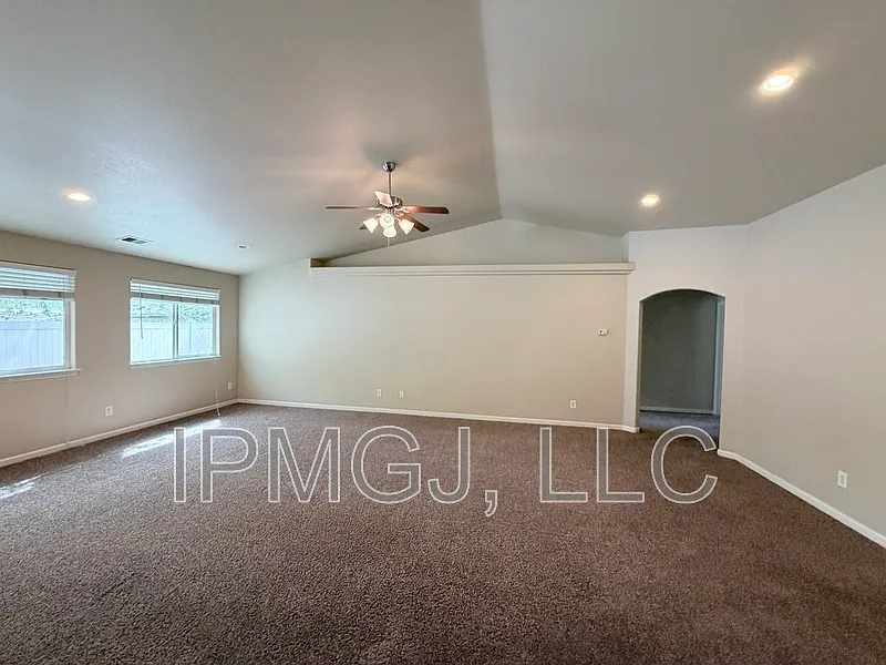 3 bed, 2.0 bath, 1629 sqft, $2,100 — Photo 4