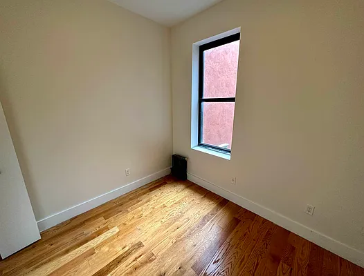 Rented by Max Apt LLC | media 23