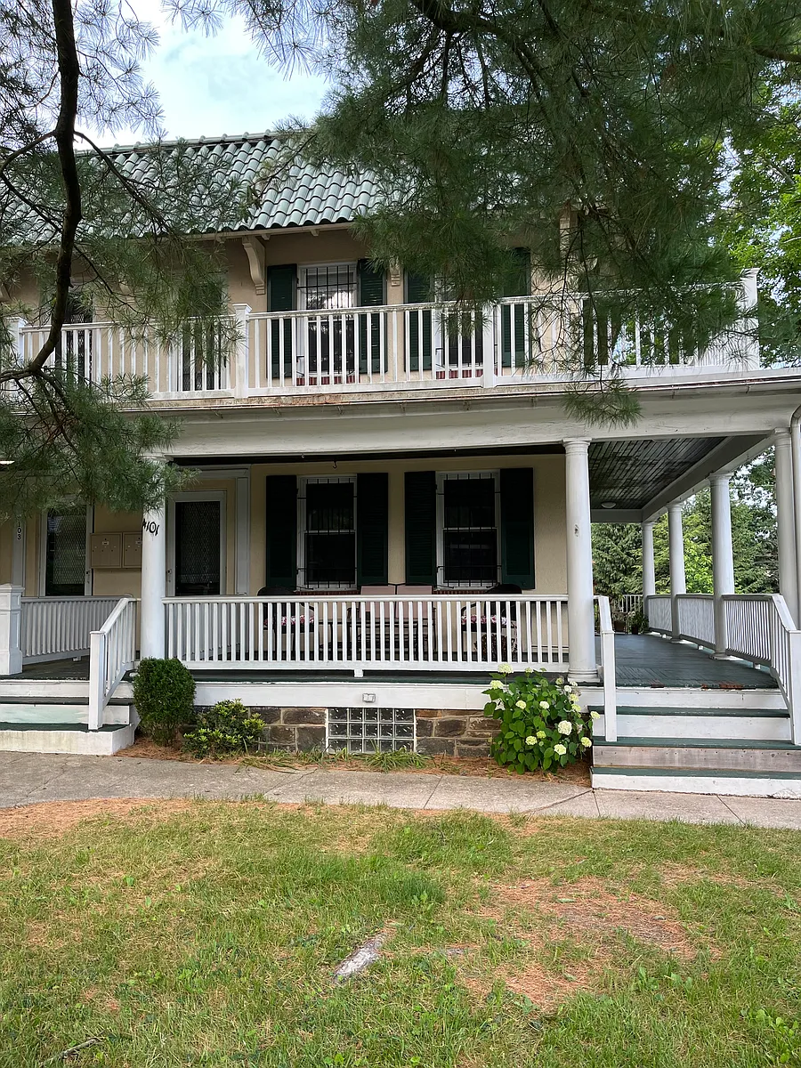 Building Photo - 4101 Roland Ave #2F
