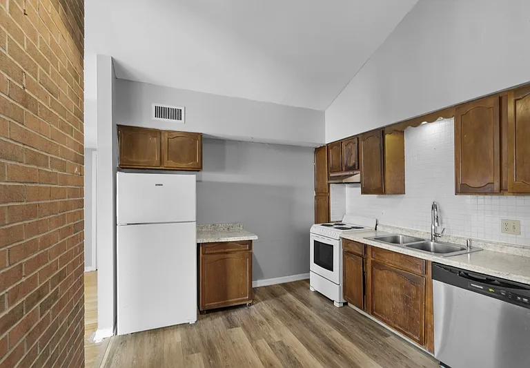 101 Waldorf Pkwy #14 — Photo 1