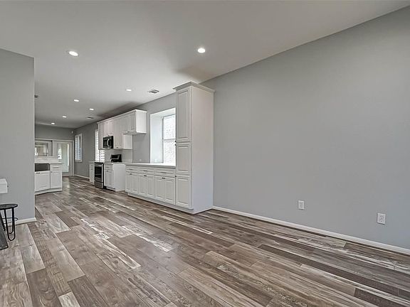 2nd image of 421 Livingstone Ln