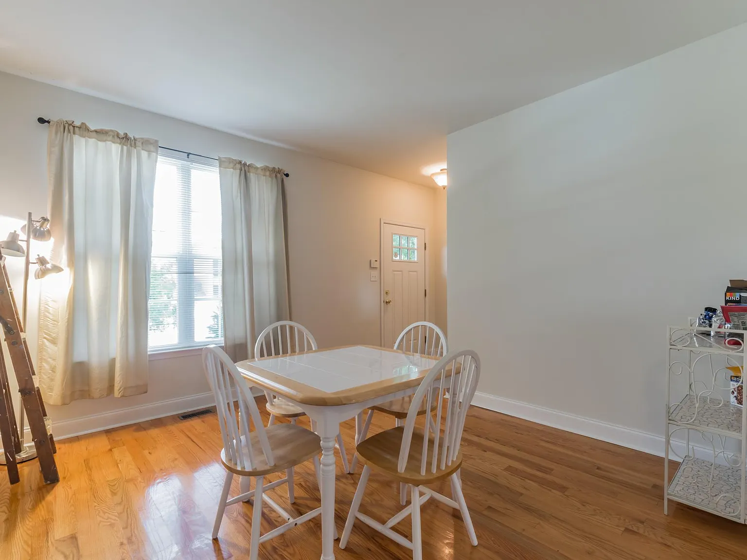4 bed, 2.5 bath, 2500 sqft, $4,000 — Photo 3