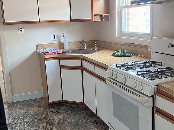 4th image of 2321 Throop Ave #2