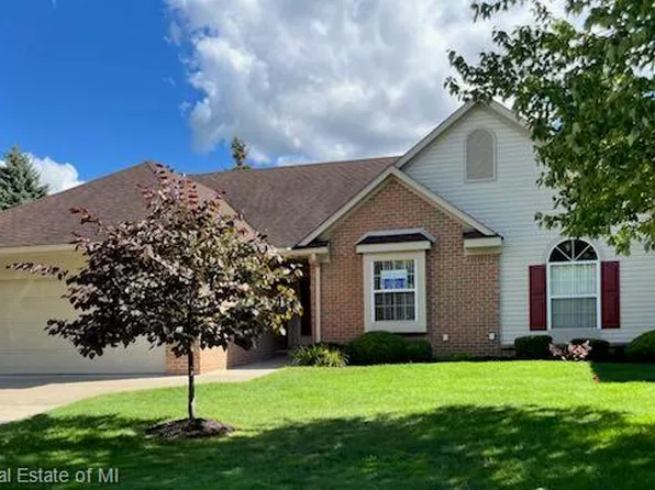 2176 Maplehurst Dr, Walled Lake, MI 48390