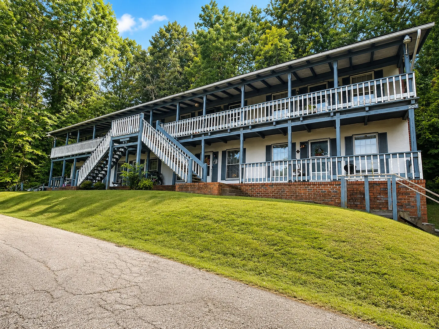 Willow Creek Apartments (207 Audubon Dr) — Photo 1