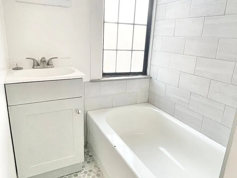 179 (1600-10 Sutter) — Photo 8