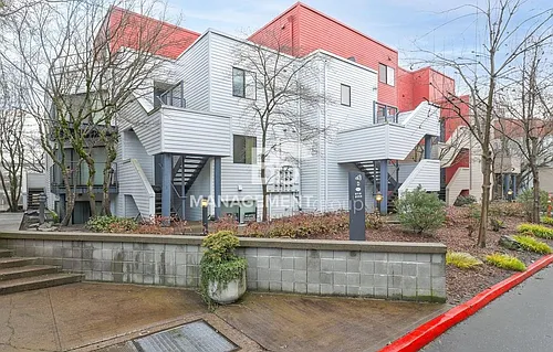 720 NW Naito Pkwy #D23 Photo 1