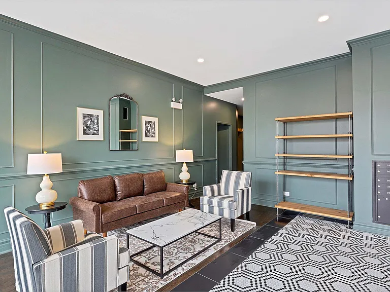 2607 W Lawrence Ave — Photo 2