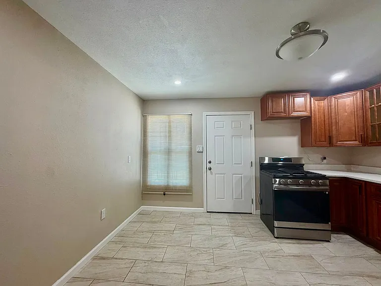 302 Ryan Dr — Photo 6