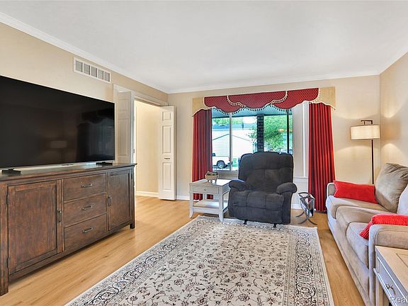 3rd image of 348 Meadowlake Rd