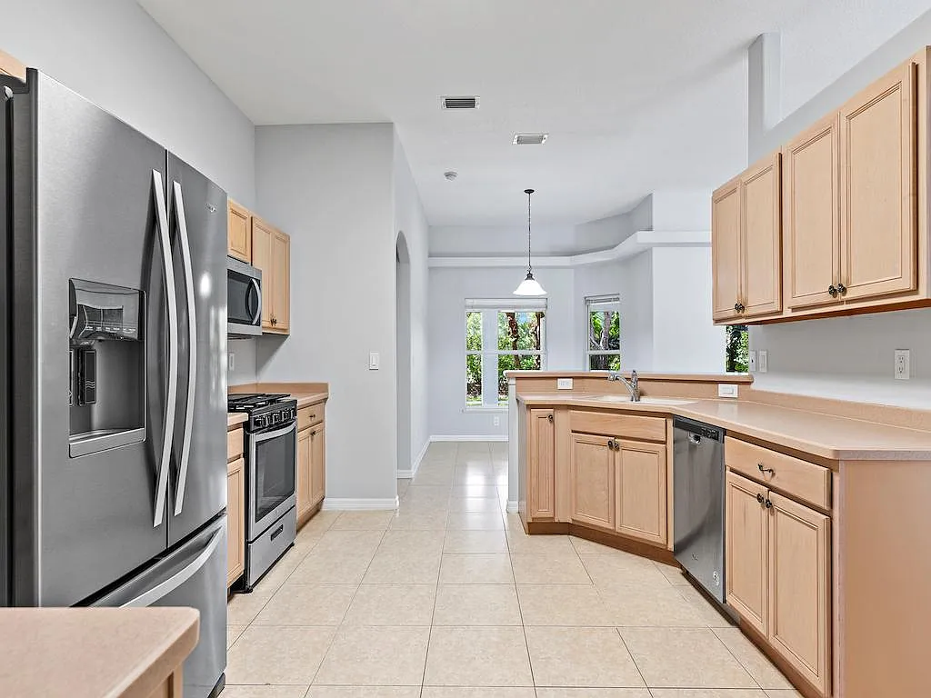 3 bed, 2401 sqft, $2,400 — Photo 4