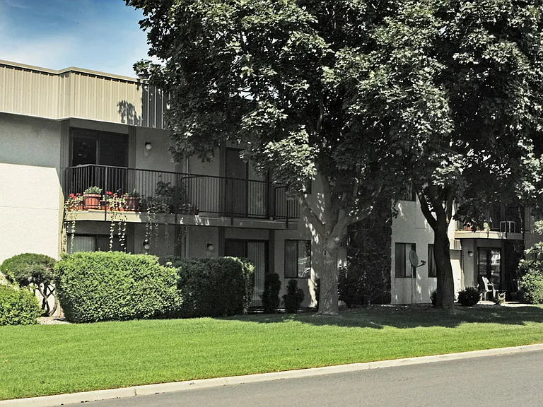 Quadrangle Apartments — Photo 8