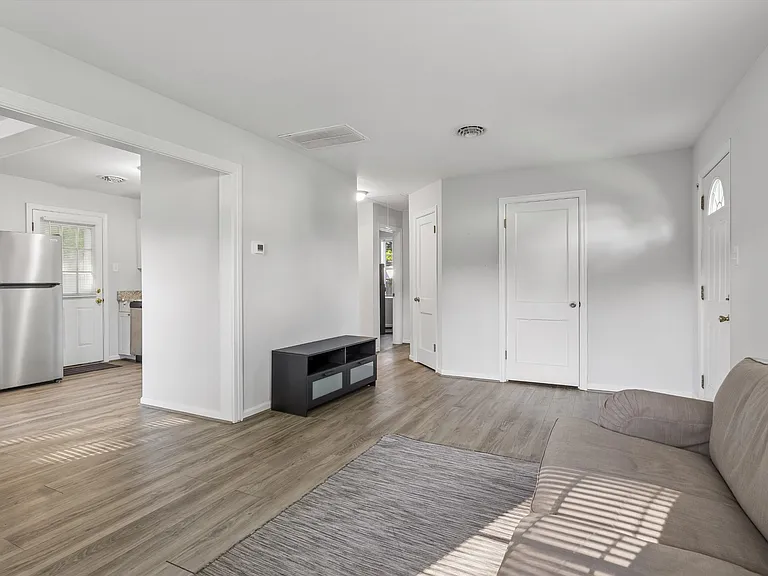 624 Sterling St — Photo 7
